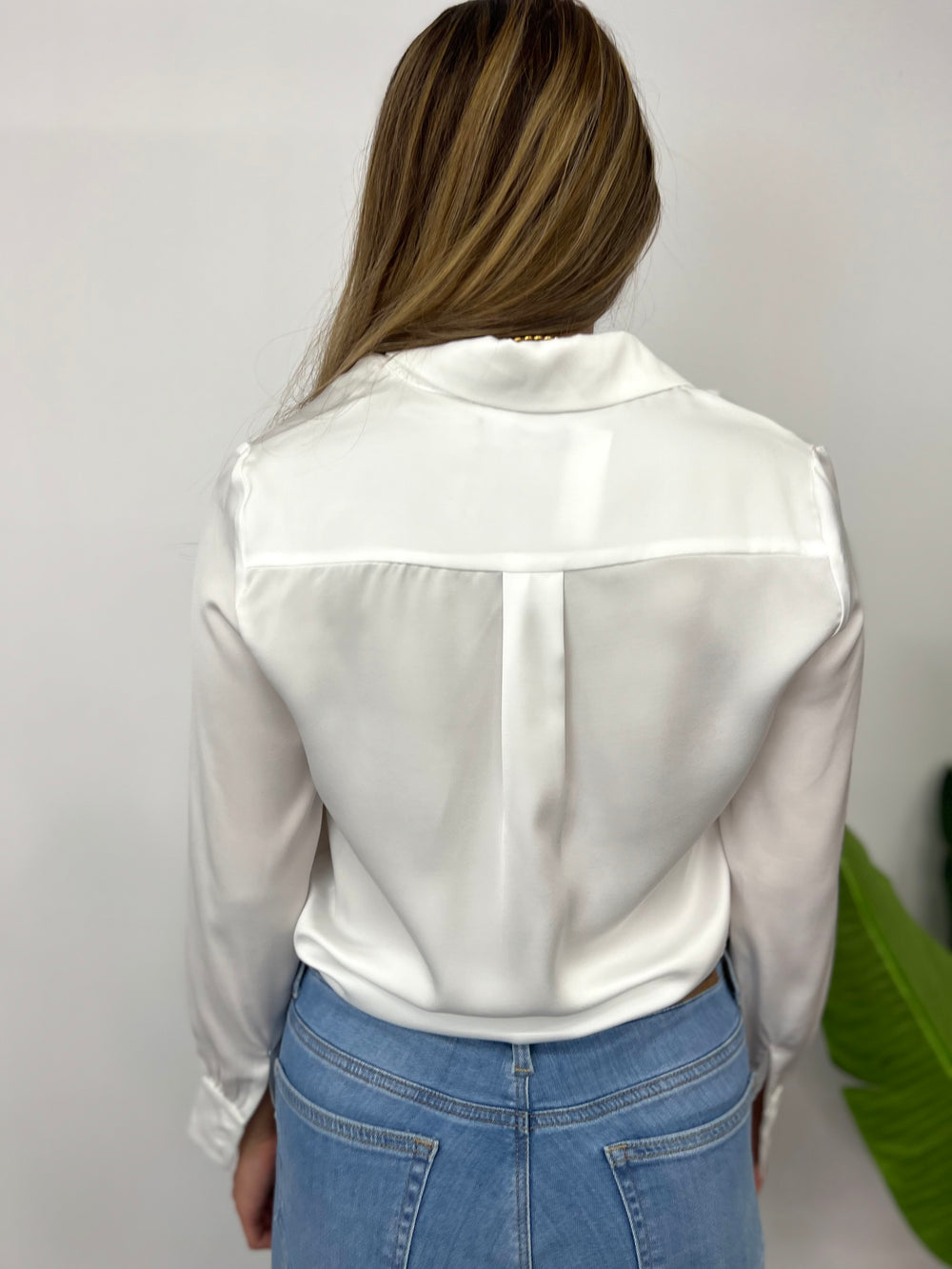 LOHAN L/S WHITE VNECK SATEEN BUTTONDOWN