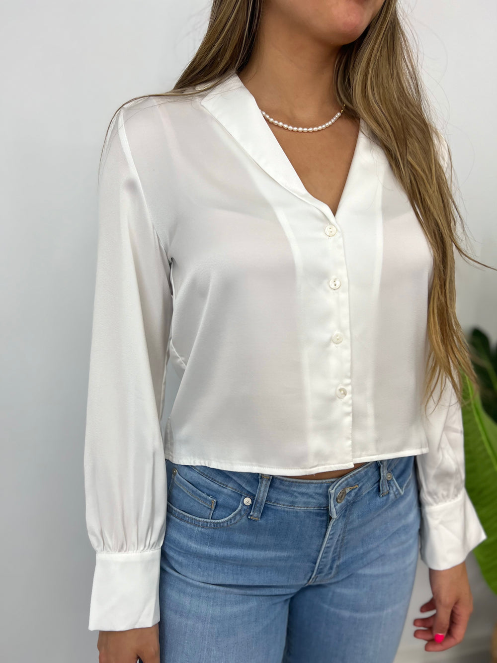 LOHAN L/S WHITE VNECK SATEEN BUTTONDOWN