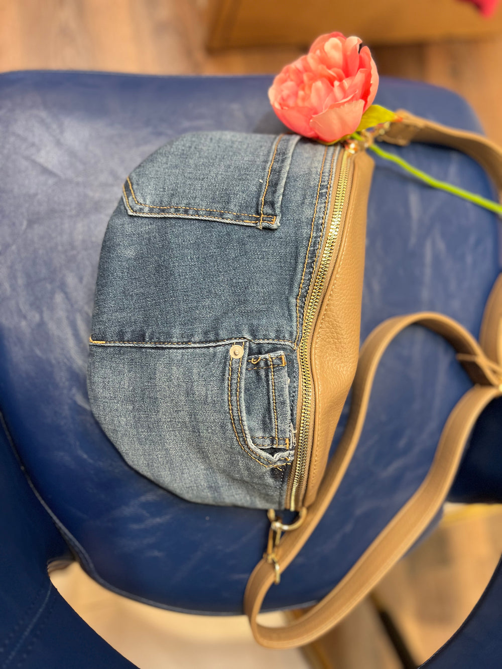 DEN PLEATH GOLD ZIP CROSSBODY