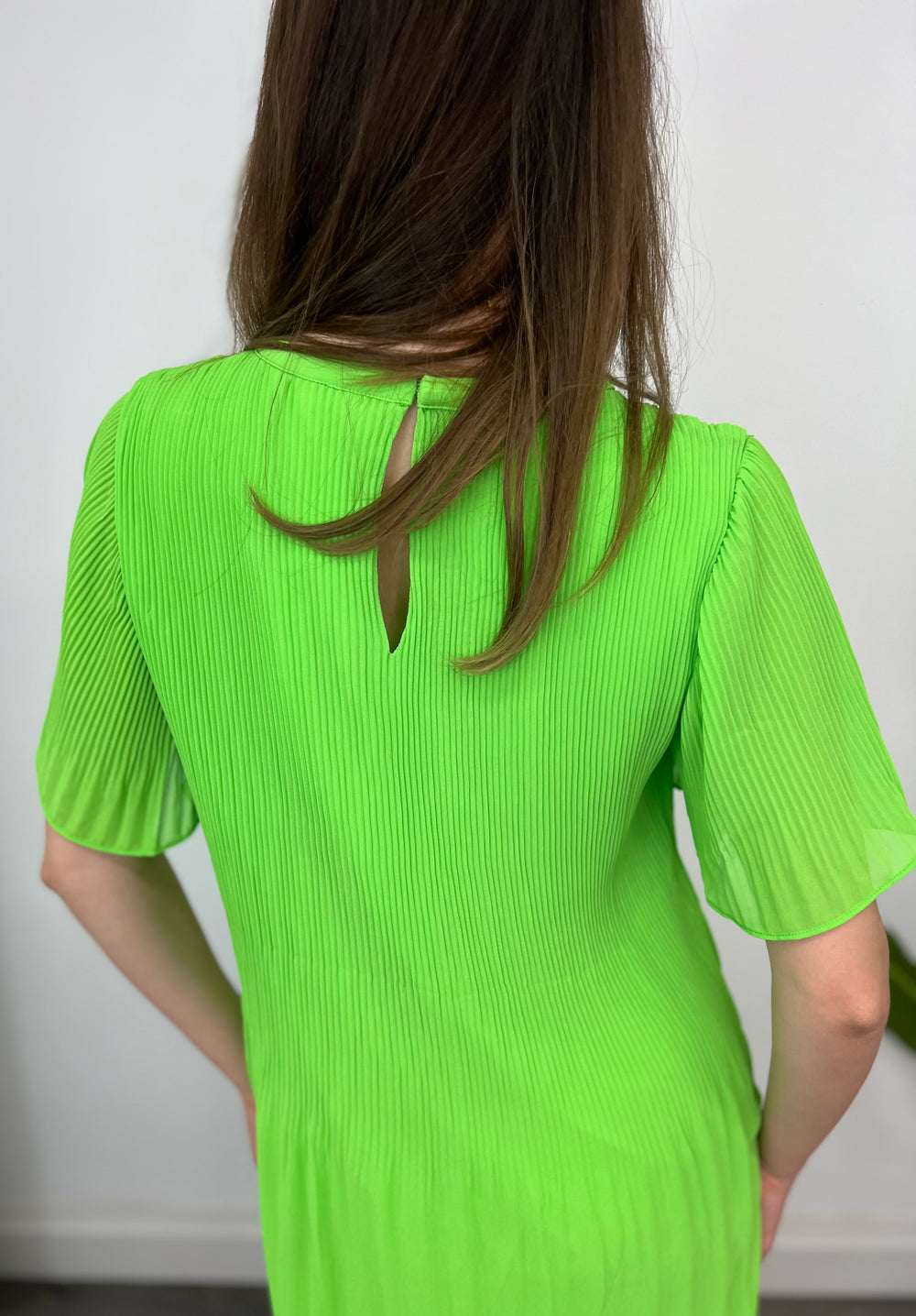 THE DAWN LIME PLEAT SHORT DR