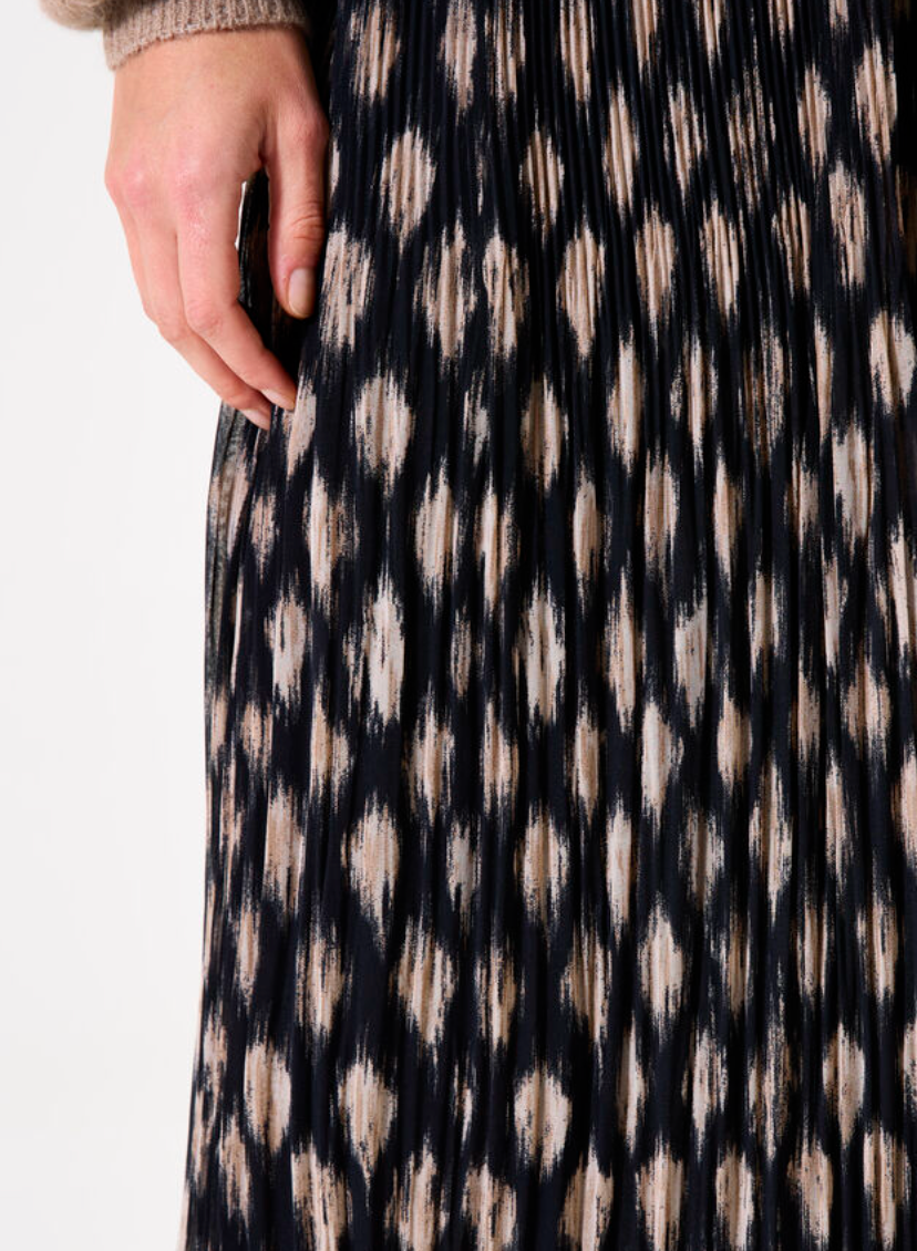 WINA BLACK PRINT BROOMSTICK SKIRT