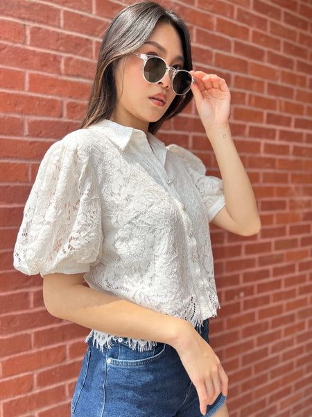 LADY VAIN WHITE LACE TOP W/RHINESTONE BU