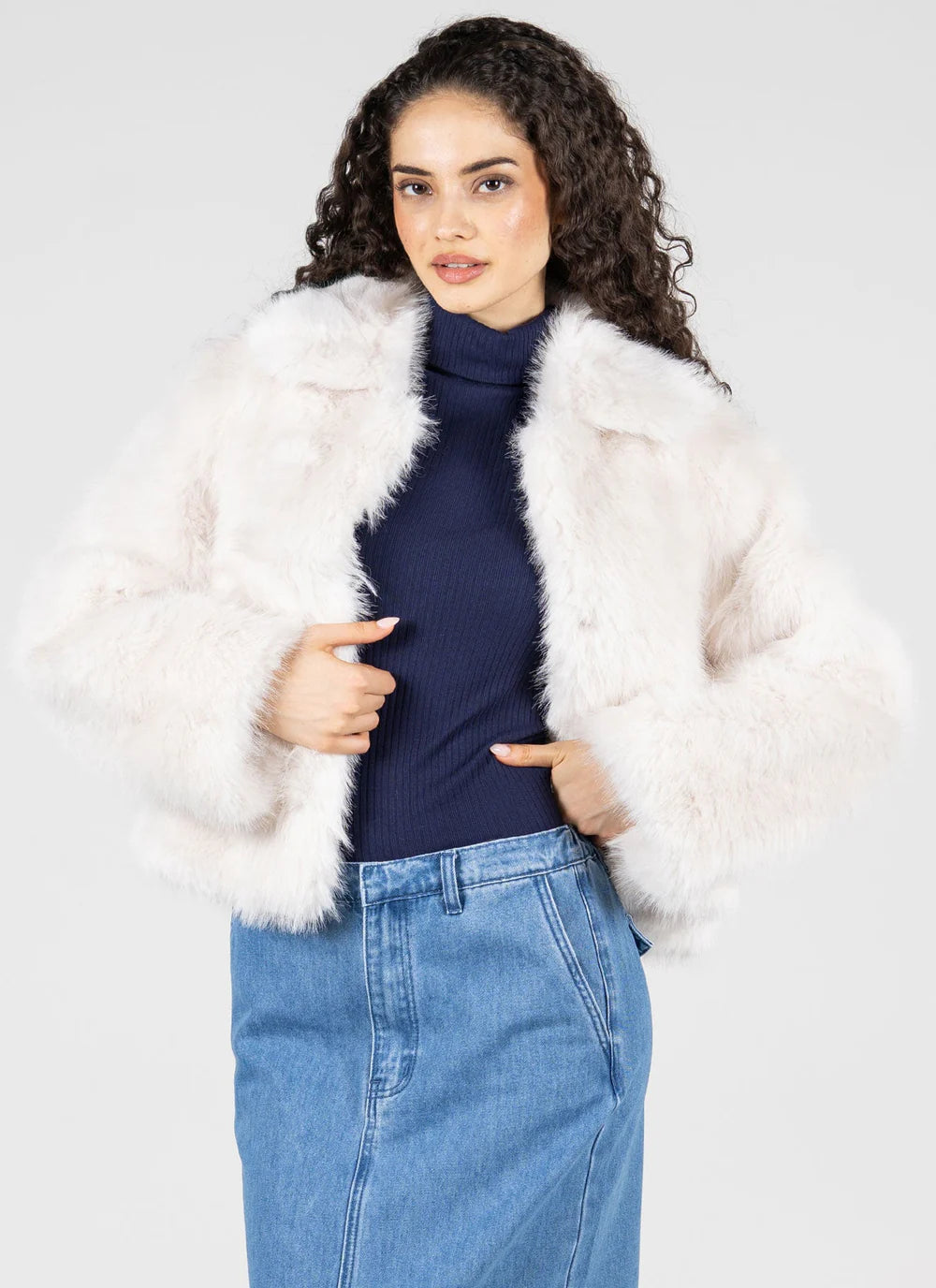 WHITE PEARL FUR HOOK AND EYE COAT